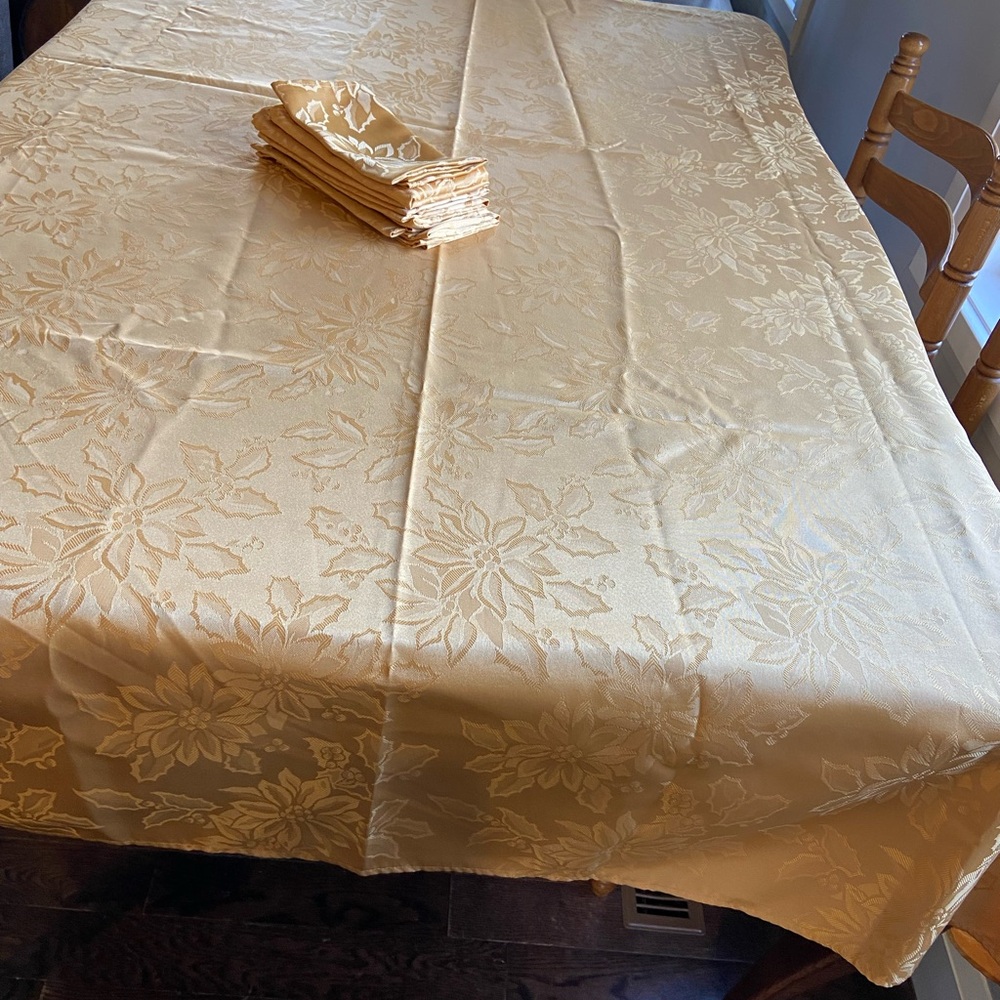 Large Gold Christmas Tablecloth & 8 Matching Napkins Holly Motif 100 x 60 inches